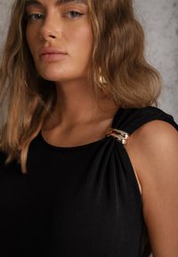 Renee - Czarna Wiskozowa Bluzka Bez Rękawów z Dzianiny Zdobiona Metaliczną Aplikacją Alutina. Okazja: na co dzień. Kolor: czarny. Materiał: dzianina, wiskoza. Długość rękawa: bez rękawów. Wzór: aplikacja. Styl: glamour, casual, street, elegancki #6