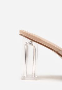 Renee - Beżowe Klapki z Transparentnym Słupkiem i Paskiem Los. Okazja: na co dzień. Kolor: beżowy. Materiał: skóra, koronka. Obcas: na słupku. Styl: casual, elegancki #2