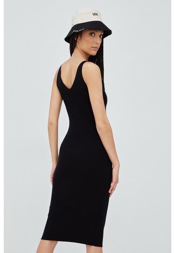 Vero Moda sukienka kolor czarny mini dopasowana. Kolor: czarny. Materiał: dzianina, materiał, włókno. Długość rękawa: na ramiączkach. Wzór: gładki. Typ sukienki: dopasowane. Długość: mini