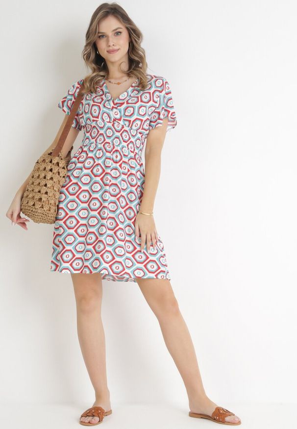 Born2be - Czerwono-Biała Sukienka Mini z Wiskozy z Gumką w Pasie i Kopertowym Dekoltem Karisa. Kolor: czerwony. Materiał: wiskoza. Długość rękawa: krótki rękaw. Sezon: wiosna, lato. Typ sukienki: kopertowe. Długość: mini