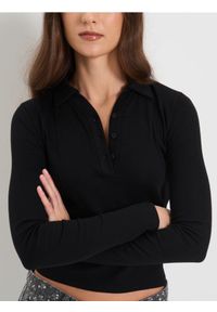Sinsay - Prążkowana bluzka polo - czarny. Typ kołnierza: polo. Kolor: czarny. Materiał: prążkowany #1