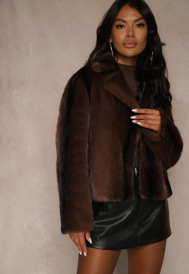 Renee - Brązowa Krótka Kurtka Futerko o Jednorzędowym Kroju Lanella. Okazja: na imprezę. Kolor: brązowy. Materiał: futro. Długość: krótkie. Styl: klasyczny