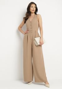 Born2be - Ciemnobeżowy Kombinezon Taliowany Ozdobiony Guzikami Niladwenna. Kolor: beżowy. Wzór: aplikacja. Styl: elegancki #2