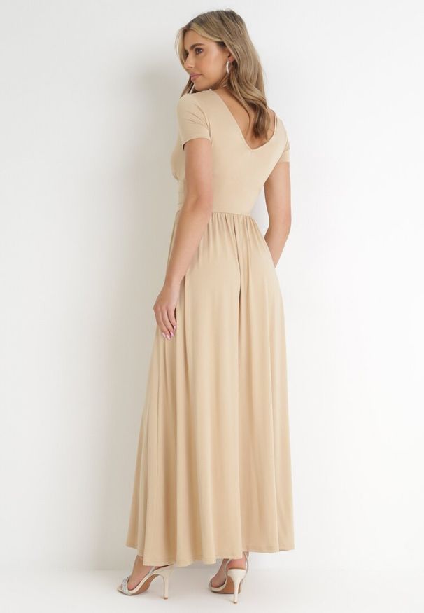 Born2be - Beżowa Rozkloszowana Sukienka Maxi z Głębokim Dekoltem z Rozcięciem Wyla. Kolor: beżowy. Długość rękawa: krótki rękaw. Sezon: wiosna, lato. Długość: maxi