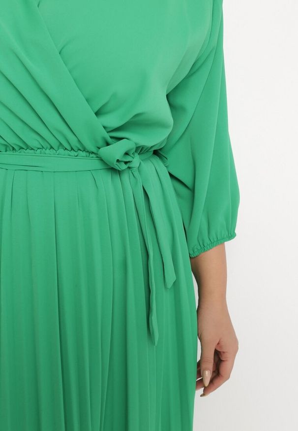 Born2be - Zielona Plisowana Sukienka Maxi z Kopertowym Dekoltem i Wiązaniem w Talii Lariah. Kolekcja: plus size. Kolor: zielony. Materiał: materiał. Typ sukienki: kopertowe. Długość: maxi
