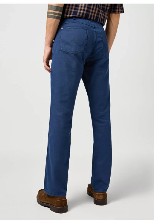 Wrangler - WRANGLER MĘSKIE SPODNIE MATERIAŁOWE WRANGLER GREENSBORO NAVY 112362441. Materiał: materiał