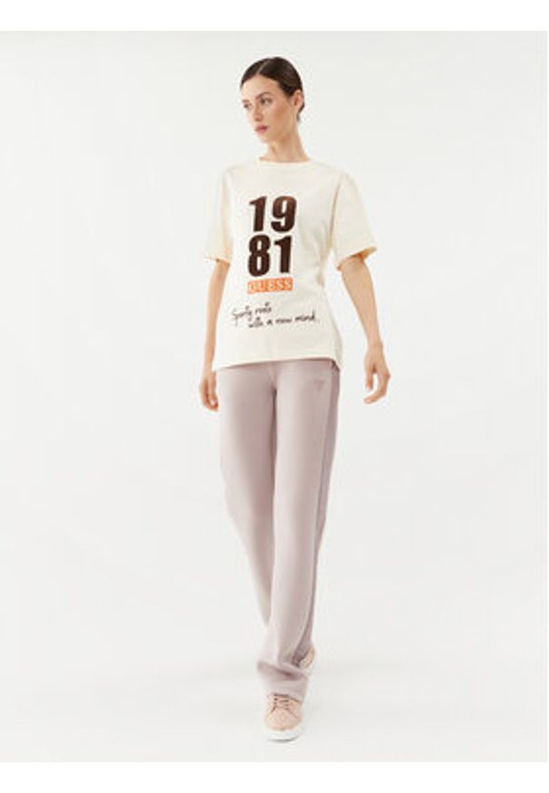 Guess T-Shirt V3BI00 KA260 Beżowy Regular Fit. Kolor: beżowy. Materiał: bawełna