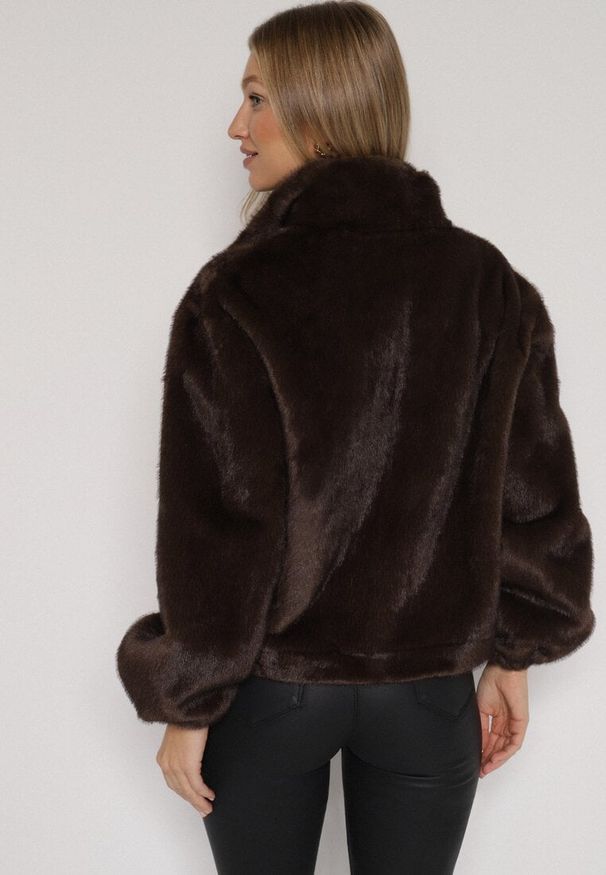 Born2be - Brązowa Futrzana Kurtka Ozdobiona Kieszeniami Vetilina. Okazja: na co dzień. Kolor: brązowy. Materiał: futro. Wzór: aplikacja. Styl: casual, elegancki