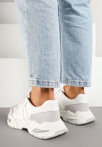 Renee - Białe Sneakersy w Streetwearowym Stylu z Ozdobnymi Przeszyciami Isallena. Okazja: na co dzień. Kolor: biały. Materiał: jeans. Obcas: na płaskiej podeszwie #4