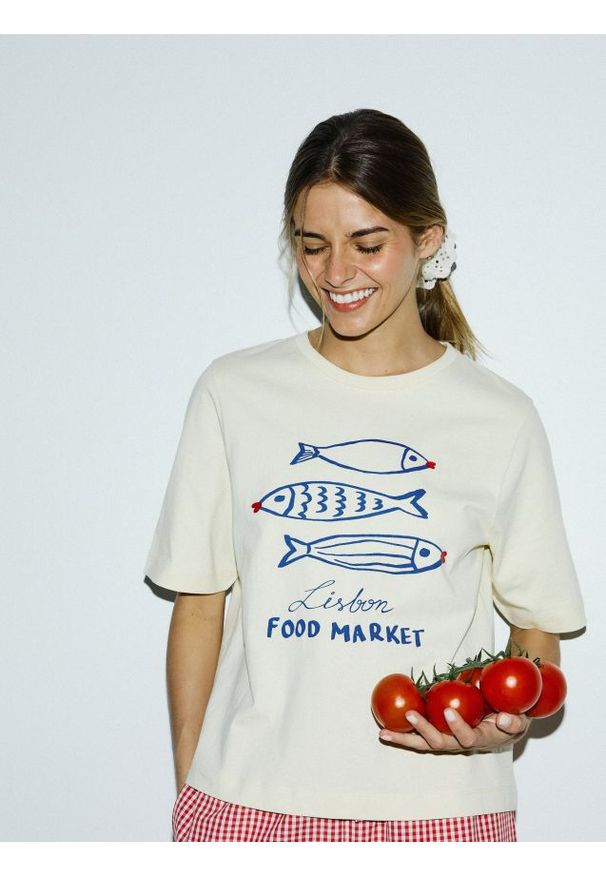 Reserved - T-shirt z nadrukiem - jasnożółty. Kolor: żółty. Materiał: bawełna, tkanina. Wzór: nadruk