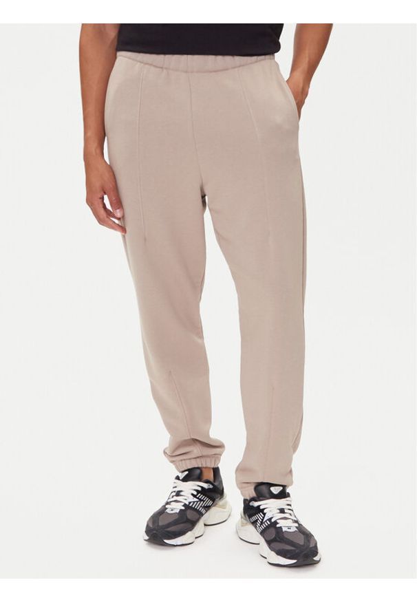 On Spodnie dresowe Club Pants 1ME1004 Beżowy Relaxed Fit. Kolor: beżowy. Materiał: bawełna