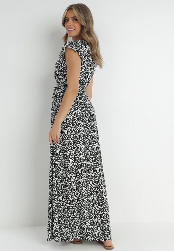 Born2be - Czarna Sukienka z Wiskozy Kephestra. Okazja: na co dzień. Typ kołnierza: dekolt w kształcie V. Kolor: czarny. Wzór: aplikacja. Typ sukienki: kopertowe, proste. Materiał: wiskoza. Długość rękawa: krótki rękaw. Styl: wizytowy, casual. Długość: maxi