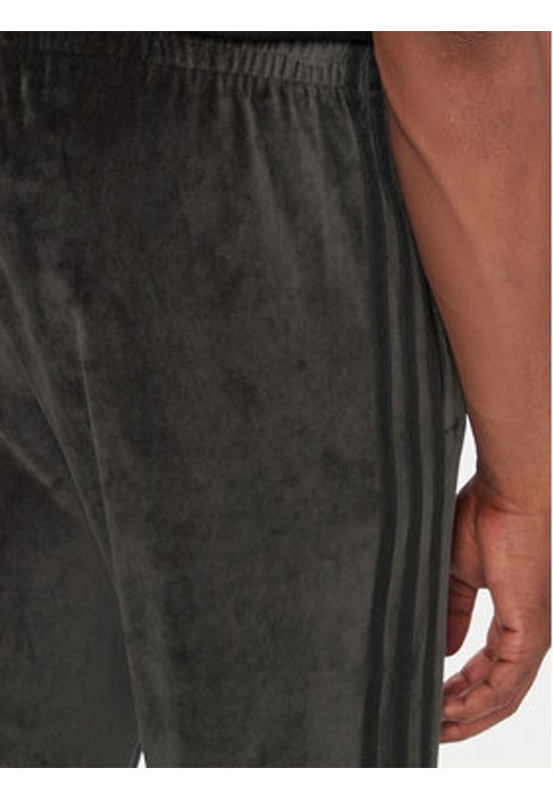 Adidas - adidas Spodnie dresowe SST adicolor Velour JW8377 Czarny Regular Fit. Kolor: czarny. Materiał: welur, bawełna