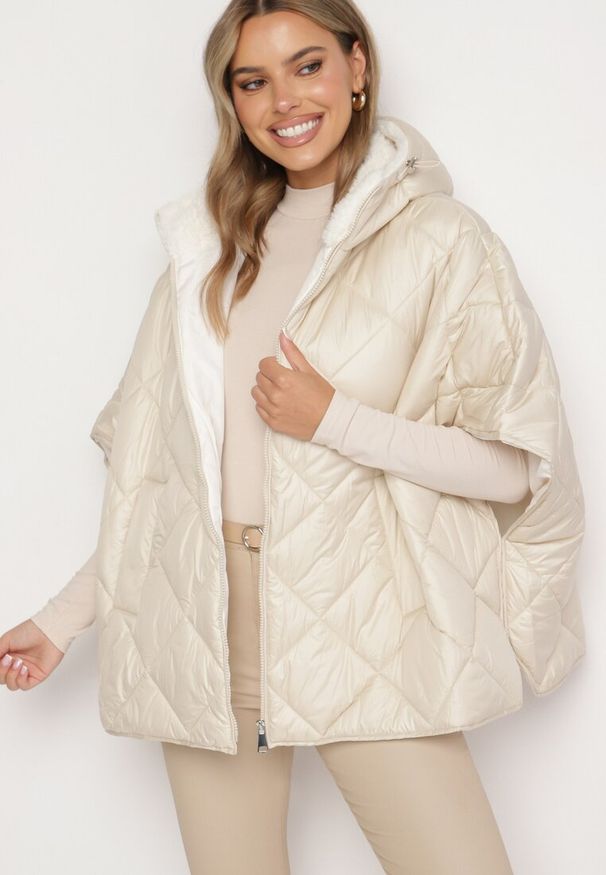 Born2be - Jasnobeżowa Pikowana Kurtka w Stylu Ponczo z Kieszeniami i Kapturem z Futerkiem Edarria. Okazja: na co dzień. Kolor: beżowy. Materiał: futro. Styl: elegancki, casual