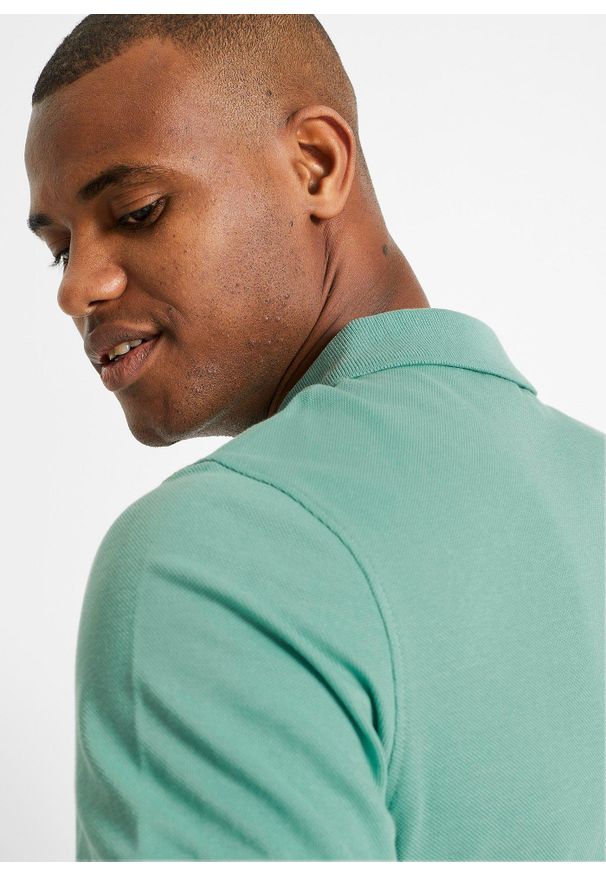 bonprix - Koszulka polo z czystej bawełny organicznej (2 szt.). Typ kołnierza: polo. Kolor: zielony. Materiał: bawełna. Długość rękawa: krótki rękaw. Długość: krótkie. Wzór: haft