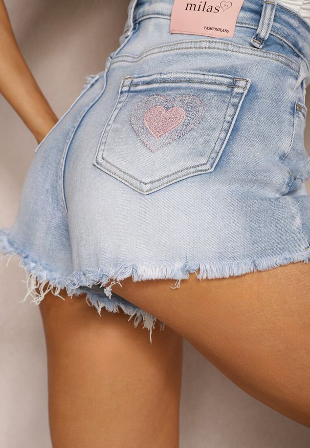 Renee - Niebieskie Szorty Denimowe High Waist z Wystrzępionymi Nogawkami Zimefia. Stan: podwyższony. Kolor: niebieski. Materiał: len. Sezon: lato. Styl: sportowy, rockowy