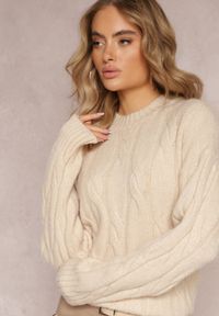 Renee - Jasnobeżowy Klasyczny Sweter w Ozdobny Splot Olgame. Kolor: beżowy. Materiał: dzianina, tkanina. Wzór: ze splotem. Styl: klasyczny #3