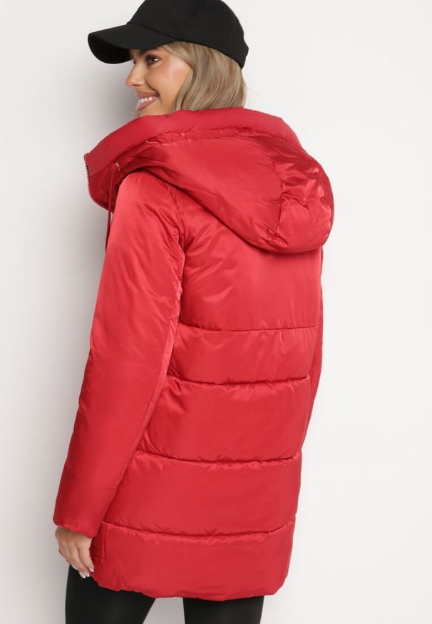 Born2be - Czerwona Długa Kurtka Pikowana z Kapturem o Prostym Kroju Torida. Okazja: na co dzień. Typ kołnierza: kaptur. Kolor: czerwony. Materiał: jeans. Długość: długie. Styl: casual, elegancki
