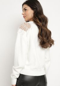 Born2be - Biały Sweter z Siateczkowymi Wstawkami z Cekinami Perełkami i Koralikami Evoriana. Okazja: na co dzień. Kolor: biały. Materiał: jeans. Styl: glamour, elegancki, casual #4