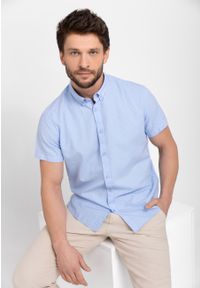 Volcano - Niebieska koszula męska z krótkim rękawem, Slim Fit, C-TOCANTO. Typ kołnierza: button down. Kolor: niebieski. Materiał: bawełna, materiał. Długość rękawa: krótki rękaw. Długość: krótkie. Styl: sportowy