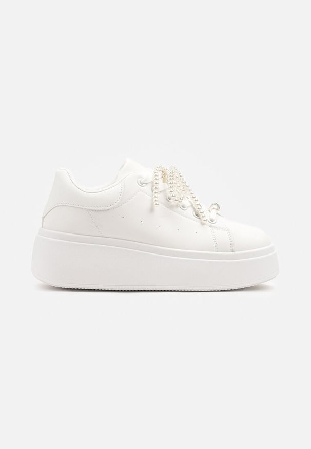 Renee - Białe Sneakersy na Platformie z Perełkami i Metalowymi Kuleczkami Selavia. Okazja: na co dzień. Kolor: biały. Materiał: jeans. Obcas: na platformie