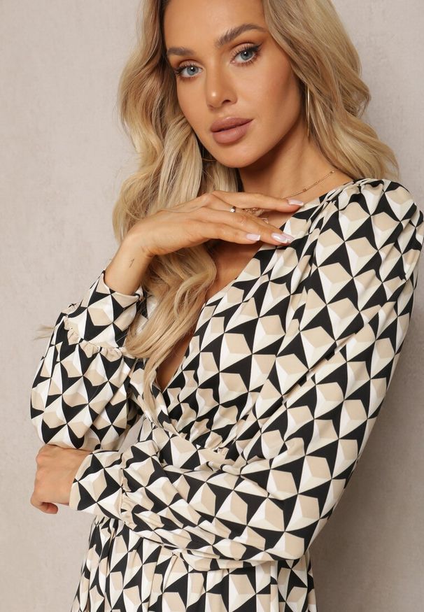 Renee - Beżowa Sukienka Mini w Geometryczny Wzór z Długim Rękawem Ezrie. Kolor: beżowy. Długość rękawa: długi rękaw. Wzór: geometria. Typ sukienki: kopertowe. Długość: mini