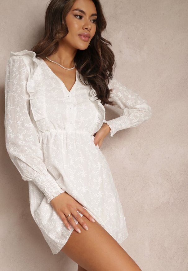 Renee - Biała Sukienka z Haftowanego Materiału z Gumką w Pasie Tecusa. Kolor: biały. Materiał: materiał. Wzór: haft. Sezon: wiosna, lato