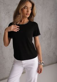 Renee - Czarny T-shirt z Bawełny Zdobiony Lamówką z Metaliczną Nicią Petinope. Kolor: czarny. Materiał: bawełna. Wzór: aplikacja #7