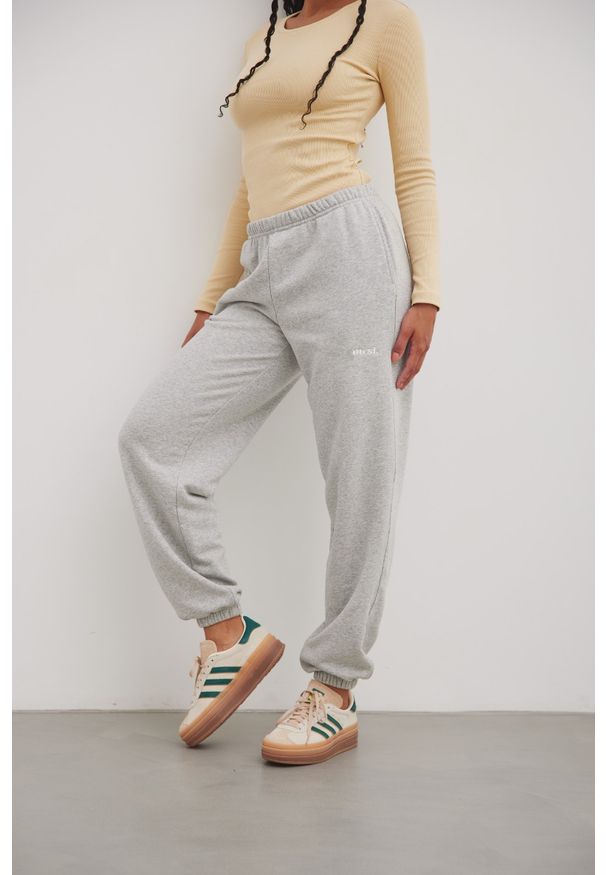 Marsala - Spodnie typu jogger z HAFTEM w kolorze GREY MELANGE - NEVIS-S. Materiał: bawełna, guma, poliester, dzianina. Wzór: haft. Styl: elegancki