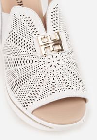Born2be - Białe Skórzane Sandały na Koturnie z Perforacją i Metaliczną Aplikacją Zaehiesh. Okazja: na co dzień. Zapięcie: pasek. Kolor: biały. Wzór: aplikacja. Materiał: skóra. Sezon: lato. Obcas: na koturnie. Styl: casual, klasyczny. Wysokość obcasa: średni #6
