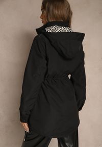 Renee - Czarna Kurtka Parka z Kapturem w Oryginalny Wzór Wewnątrz Tiosara. Okazja: na co dzień, na spacer. Typ kołnierza: kaptur. Kolor: czarny. Materiał: jeans. Wzór: aplikacja. Styl: casual #2