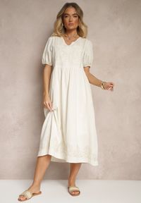 Renee - Biała Rozkloszowana Sukienka z Bawełny w Stylu Boho z Haftowanymi Zdobieniami Lannilsa. Typ kołnierza: dekolt w kształcie V. Kolor: biały. Materiał: bawełna. Wzór: aplikacja, haft. Styl: boho #3