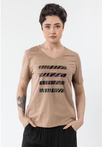 Volcano - T-FOUR. Typ kołnierza: dekolt w serek. Kolekcja: plus size. Kolor: beżowy. Materiał: bawełna, materiał. Długość rękawa: krótki rękaw. Długość: krótkie. Wzór: nadruk, aplikacja. Styl: klasyczny #1