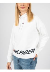 TOMMY HILFIGER - Tommy Hilfiger Bluza | S10S101234 | Kobieta | Biały. Typ kołnierza: kołnierzyk stójkowy. Kolor: biały. Materiał: bawełna, poliester. Wzór: nadruk, aplikacja #4