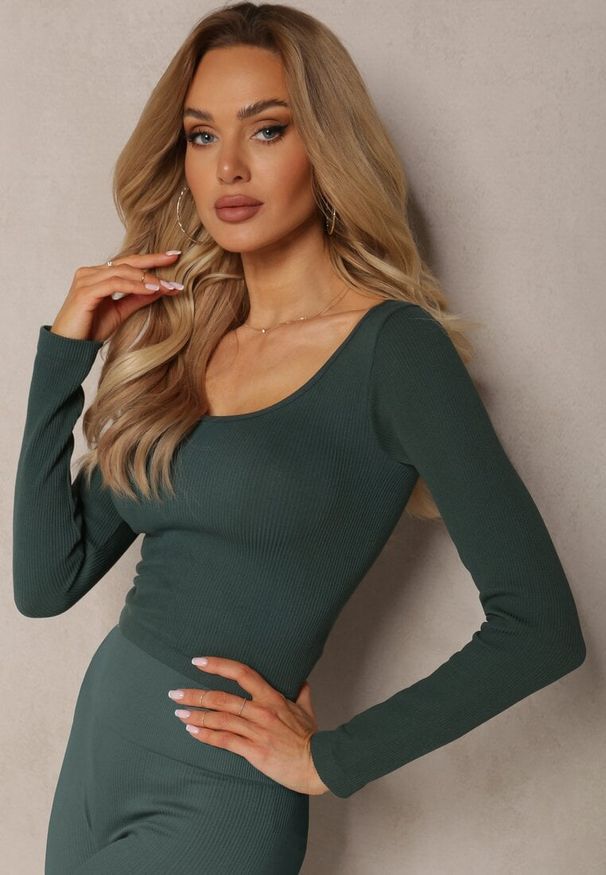 Renee - Zielona Dopasowana Bluzka w Prążki o Krótkim Kroju Elowenia. Kolor: zielony. Długość: krótkie. Wzór: prążki. Styl: sportowy