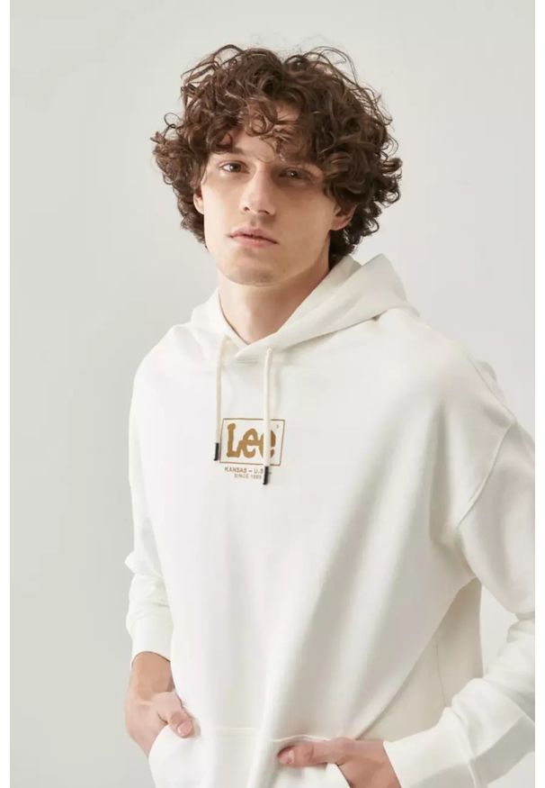 Lee - LEE LOOSE HOODIE MĘSKA BLUZA Z KAPTUREM LOGO ECRU L83SSPNQ 112145616. Typ kołnierza: kaptur