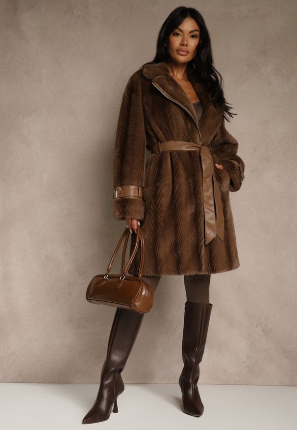 Renee - Brązowy Płaszcz Futerko z Paskiem z Imitacji Skóry i Klamrami przy Mankietach Charysha. Kolor: brązowy. Materiał: skóra, futro. Styl: elegancki