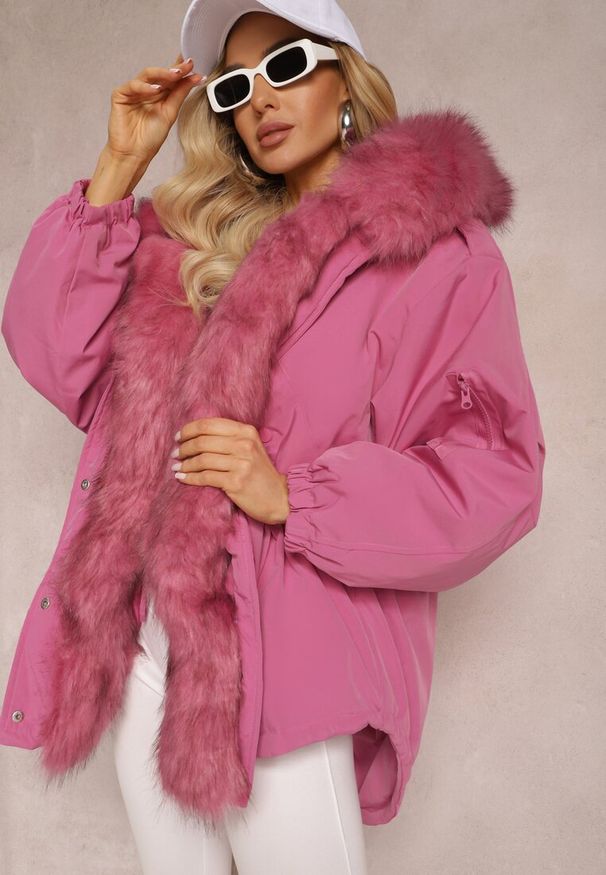 Renee - Różowa Kurtka Parka Oversize z Futerkiem Horelle. Kolor: różowy. Materiał: futro. Długość rękawa: długi rękaw. Długość: długie. Wzór: aplikacja, gładki, jednolity. Sezon: zima, jesień. Styl: klasyczny