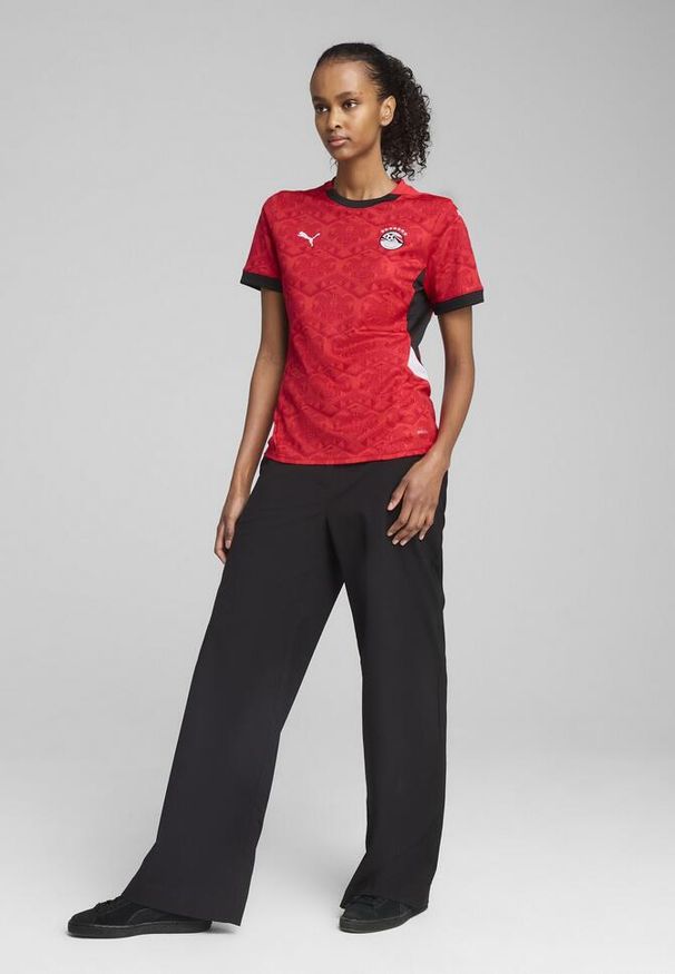 Puma - Damska koszulka domowa Egipt 2025 PUMA Red Black. Kolor: czarny, czerwony, wielokolorowy. Wzór: kolorowy