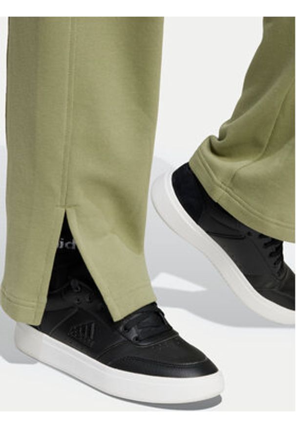 Adidas - adidas Spodnie dresowe Signature Graphic JI6524 Zielony Loose Fit. Kolor: zielony. Materiał: bawełna