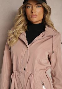 Renee - Różowa Kurtka Parka Ściągana w Talii Troczkiem z Odpinanym Kapturem Fessiania. Okazja: na co dzień, na spotkanie biznesowe. Kolor: różowy. Materiał: jeans. Styl: biznesowy, elegancki, casual #3