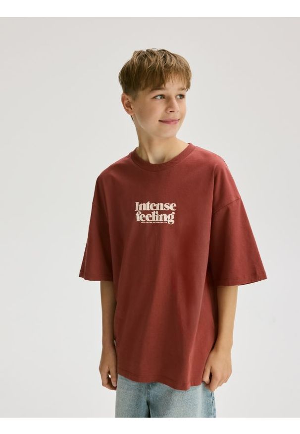 Reserved - Bawełniany t-shirt z nadrukiem - bordowy. Kolor: czerwony. Materiał: bawełna. Wzór: nadruk