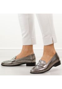 C.Srebrne ażurowe mokasyny damskie Vinceza 58624. Okazja: na co dzień. Nosek buta: okrągły. Kolor: srebrny. Szerokość cholewki: normalna. Wzór: ażurowy. Materiał: skóra. Sezon: wiosna, lato. Obcas: na obcasie. Styl: casual, elegancki, klasyczny. Wysokość obcasa: niski #1