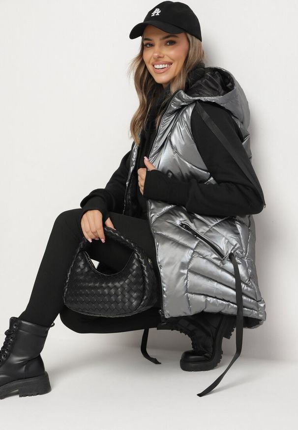 Born2be - Szara Kamizelka Pikowana z Kapturem i Metalicznym Połyskiem Nerivina. Okazja: na co dzień. Typ kołnierza: kaptur. Kolor: szary. Styl: casual, elegancki