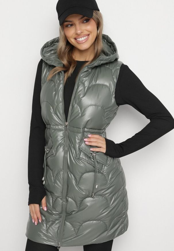 Born2be - Jasnozielona Pikowana Kamizelka Bezrękawnik z Kapturem Zapinana na Zamek Amitri. Typ kołnierza: kaptur. Kolor: zielony. Długość rękawa: bez rękawów