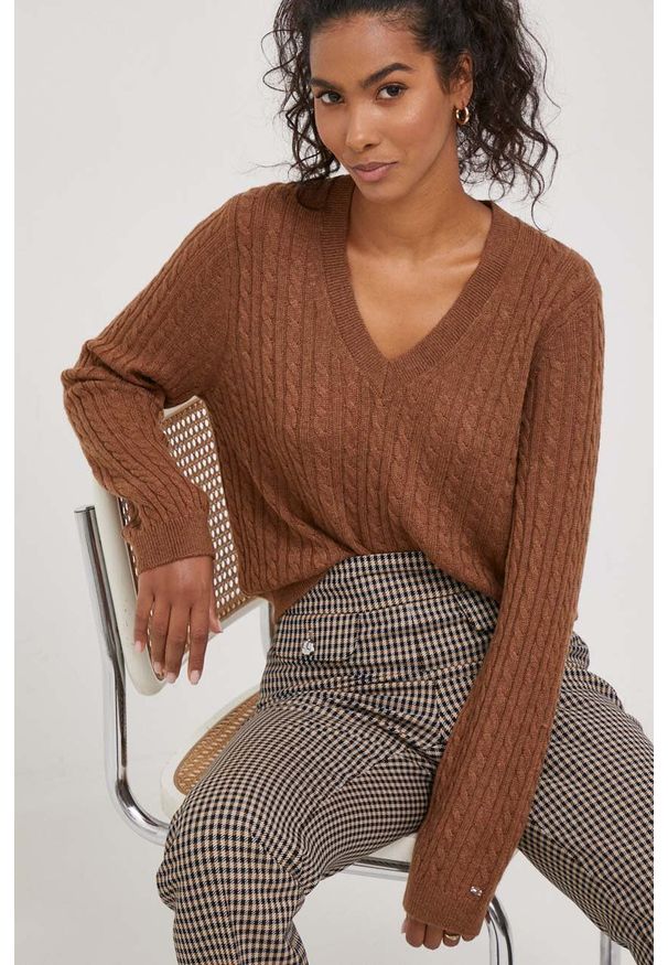 TOMMY HILFIGER - Tommy Hilfiger sweter wełniany damski kolor brązowy lekki. Kolor: brązowy. Materiał: wełna. Długość rękawa: długi rękaw. Długość: długie. Wzór: ze splotem