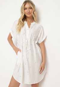 Born2be - Biała Pudełkowa Sukienka ze Ściągaczem w Talii Zdobiona Cyrkoniami Pilefia. Typ kołnierza: dekolt w kształcie V. Kolor: biały. Długość rękawa: krótki rękaw. Wzór: aplikacja. Styl: elegancki #2