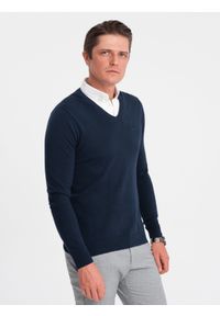 Ombre Clothing - Sweter męski z dekoltem "w serek" z koszulowym kołnierzykiem - granatowy V2 OM-SWSW-0102 - XXL. Typ kołnierza: dekolt w serek, kołnierzyk koszulowy. Kolor: niebieski. Materiał: nylon, materiał, bawełna. Styl: klasyczny #2