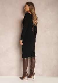 Renee - Czarna Sukienka Sweterkowa z Falbanką Cesi. Kolor: czarny. Materiał: dzianina. Długość: midi #3