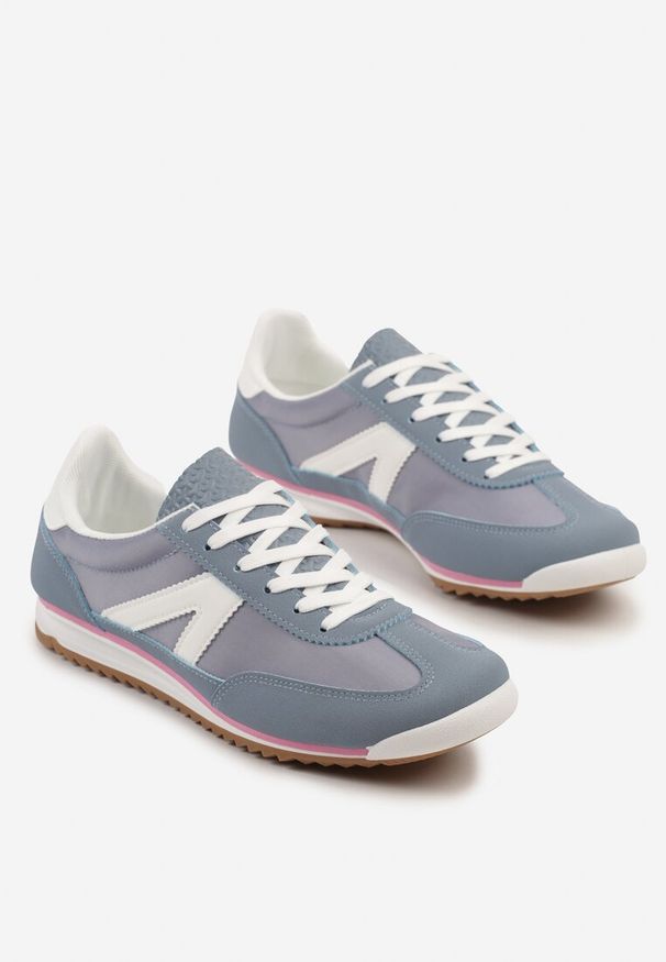 Renee - Niebieskie Sneakersy Ozdobione Geometrycznym Motywem Clevandra. Okazja: na co dzień. Kolor: niebieski. Materiał: jeans. Szerokość cholewki: normalna. Wzór: aplikacja, geometria